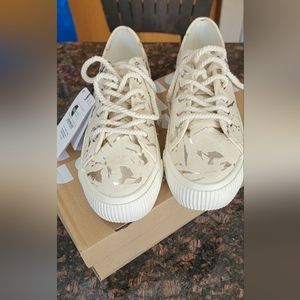 Desigual sneakers 7.5 brand new still in the original box. Very pretty  shoes.